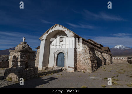 Foto von der kleinen Kirche in Sajama im Sajama Nationalpark in Bolivien. Stockfoto