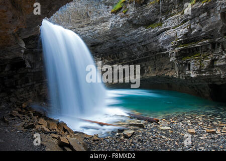 Wasserfall in der Johnston Canyon, Banff Nationalpark, Alberta, Rocky Mountains, Kanada Stockfoto