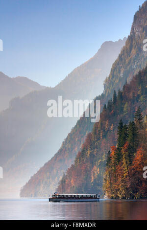 Touristenboot auf See Königssee im Herbst im Nationalpark Berchtesgaden, Alpen, Bayern, Deutschland Stockfoto