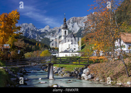 Kirche St. Sebastian, mit der Reiter Alpe im Hintergrund im Herbst in Ramsau, Berchtesgaden, Bayern, Deutschland Stockfoto
