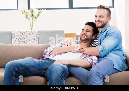 Gay paar auf der Couch entspannen Stockfoto