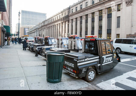 Ein Blick auf eine Gruppe von Polizei-Fahrzeuge geparkt auf der Seite des Westens 33rd street neben dem US Post Office in Midtown Manhattan Stockfoto