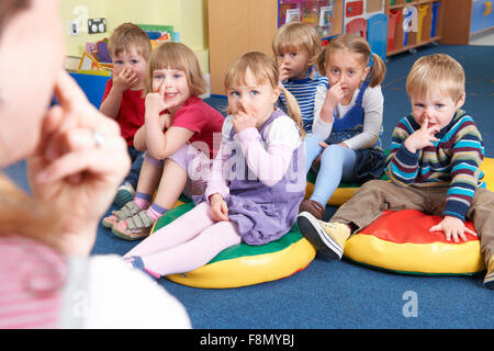 Gruppe von Kindern, Lehrer In Montessori/Pre-School-Klasse kopieren Stockfoto