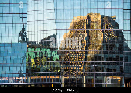 Reflexion von Rio De Janeiro Kathedrale, Metropolitan Kathedrale von St. Sebastian, in einer modernen Glasbau, Rio De Janeiro Stockfoto