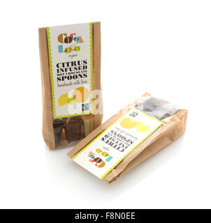 Kakao Loco Bio Zitrusfrüchte infundiert heiße Schokolade Löffel mit Fairtrade Schokolade hergestellt Stockfoto