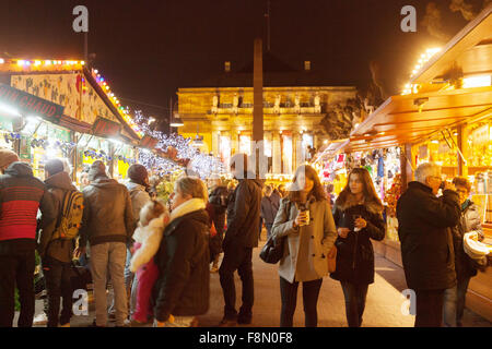 Leute, Shopping in Straßburg Weihnachtsmarkt vor dem Opernhaus bei Nacht, Place Broglie, Straßburg, Elsass, Frankreich Europa Stockfoto