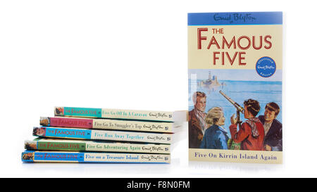 Sammlung von berühmten fünf Bücher von Enid Blyton auf weißem Hintergrund mit Textfreiraum. Stockfoto