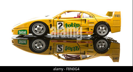 Gelben Ferrari F40 in Rennen trimmen auf weißem Hintergrund Stockfoto