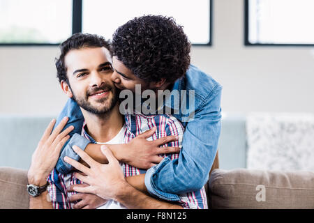 Gut aussehender Mann seinen Partnern Wange küssen Stockfoto