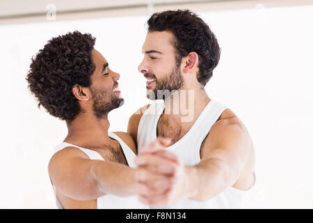 Glückliche schwule Paare tanzen Stockfoto