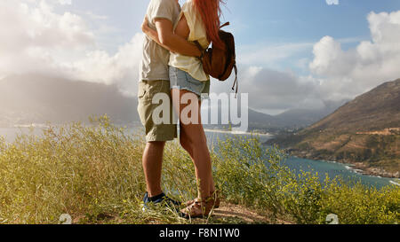 Bild des jungen Liebespaar stehend auf einer Klippe am Küste umarmt beschnitten. Niedrige Abschnitt Bild des jungen Mannes und der Frau Stockfoto
