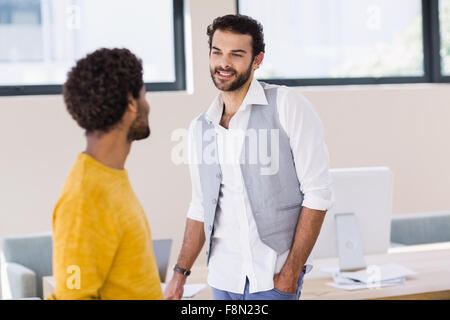 Glückliches schwules Paar im Gespräch Stockfoto