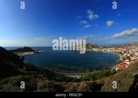 Fisheye Weitwinkel Myrina Stadt Bucht und neue Madytos Grenze Vororte (niedrige rechts). Insel von Lemnos oder Limnos, Griechenland Stockfoto