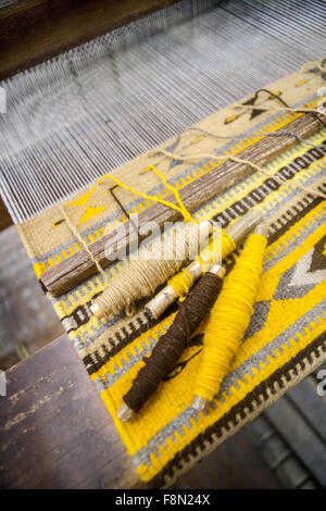 Handgefertigte Wolle Teppich auf einem Webstuhl Stockfoto