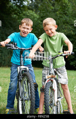 Zwei Jungs zusammen Fahrrad fahren Stockfoto