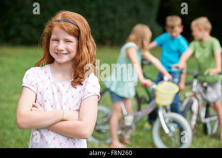 Gruppe der Kinder im Freien spielen auf dem Fahrrad Stockfoto