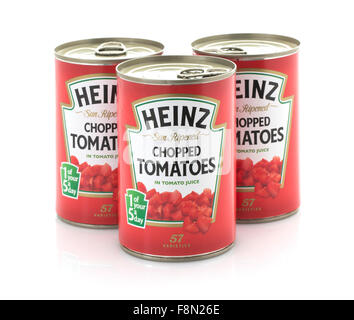 Drei Dosen von Heinz gehackte Tomaten isoliert auf einem weißen Hintergrund. Stockfoto