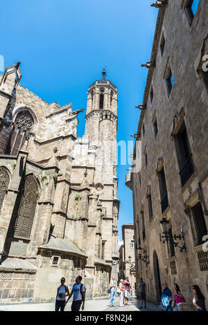 Straße des gotischen Viertels, voller Touristen schlendern, in Barcelona, Katalonien, Spanien Stockfoto