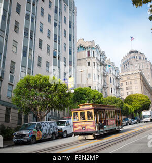 Ein Blick auf die California Street Cable Car bewegen sich steile Nob Hill in der California Street in San Francisco, Kalifornien. Stockfoto