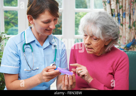 Krankenschwester Beratung Senior Woman auf Medikamente zu Hause Stockfoto