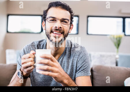 Porträt des lächelnden Menschen halten weiße Tasse Stockfoto