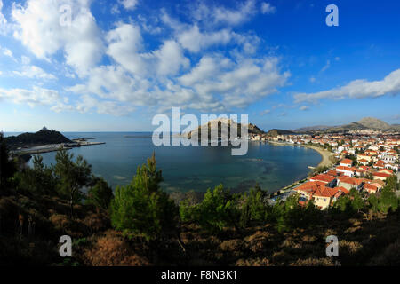 Fisch Auge Ansicht (ca. 170 Grad) von Myrina Stadt Bay aus neuen Madytos Vorort (rechts) zu sehen. Lemnos, Limnos, Griechenland Stockfoto