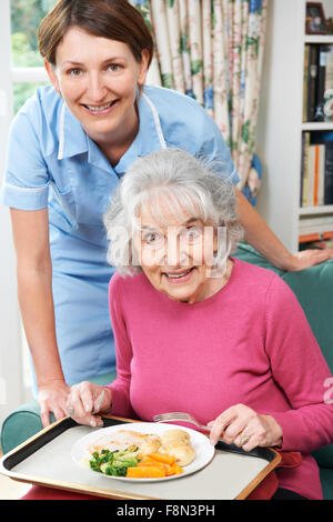 Das Mittagessen, Senior Frau Pfleger Stockfoto