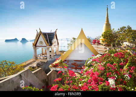 Thailand - kleine buddhistisches Kloster auf dem Berg Khao Chong Krachok befindet sich in der Nähe von Prachuap Stadt Stockfoto