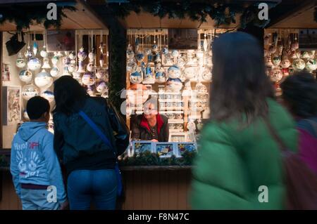 Chicago, Illinois, USA. 9. Dezember 2015. Menschen-Shop auf der Christkindlmarkets in Chicago, Illinois, USA am 9. Dezember 2015. Christkindlmarkets, eine jährlich Weihnachtsmarkt in Chicago, wurde erstmals von amerikanischen Handelskammer des mittleren Westens auf Pioneer Platz 1996 statt. Es wurde der größte Outdoor-Weihnachtsmarkt in der Gegend von Chicago. © He Xianfeng/Xinhua/Alamy Live-Nachrichten Stockfoto