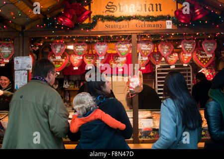 Chicago, Illinois, USA. 9. Dezember 2015. Menschen-Shop auf der Christkindlmarkets in Chicago, Illinois, USA am 9. Dezember 2015. Christkindlmarkets, eine jährlich Weihnachtsmarkt in Chicago, wurde erstmals von amerikanischen Handelskammer des mittleren Westens auf Pioneer Platz 1996 statt. Es wurde der größte Outdoor-Weihnachtsmarkt in der Gegend von Chicago. © He Xianfeng/Xinhua/Alamy Live-Nachrichten Stockfoto