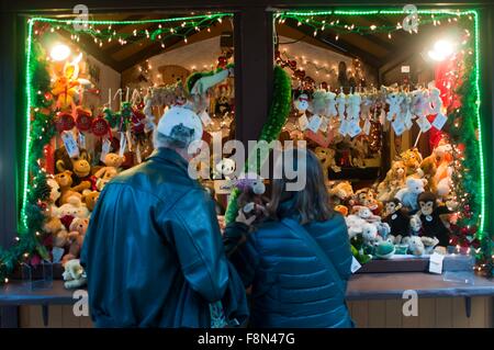 Chicago, Illinois, USA. 9. Dezember 2015. Menschen-Shop auf der Christkindlmarkets in Chicago, Illinois, USA am 9. Dezember 2015. Christkindlmarkets, eine jährlich Weihnachtsmarkt in Chicago, wurde erstmals von amerikanischen Handelskammer des mittleren Westens auf Pioneer Platz 1996 statt. Es wurde der größte Outdoor-Weihnachtsmarkt in der Gegend von Chicago. © He Xianfeng/Xinhua/Alamy Live-Nachrichten Stockfoto