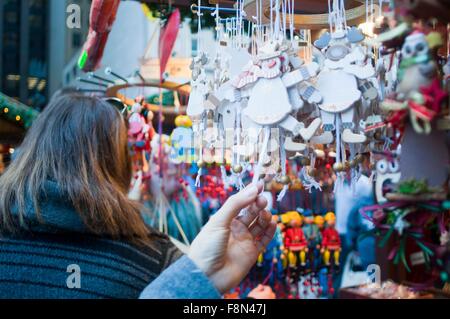 Chicago, Illinois, USA. 9. Dezember 2015. Menschen-Shop auf der Christkindlmarkets in Chicago, Illinois, USA am 9. Dezember 2015. Christkindlmarkets, eine jährlich Weihnachtsmarkt in Chicago, wurde erstmals von amerikanischen Handelskammer des mittleren Westens auf Pioneer Platz 1996 statt. Es wurde der größte Outdoor-Weihnachtsmarkt in der Gegend von Chicago. © He Xianfeng/Xinhua/Alamy Live-Nachrichten Stockfoto