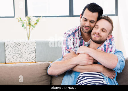 Gay paar auf der Couch entspannen Stockfoto