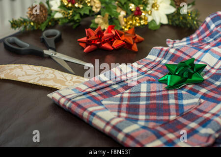 Weihnachts Geschenkpapier ein kariertes Hemd. Stockfoto