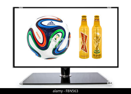 Brazuca Fußball-WM mit Flaschen limitierte Budweiser Bier Stockfoto