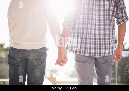 Nahaufnahme eines schwulen Paares Hand in Hand zusammen Stockfoto