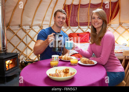 Paar genießt Urlaub Camping In traditionellen Jurte Stockfoto