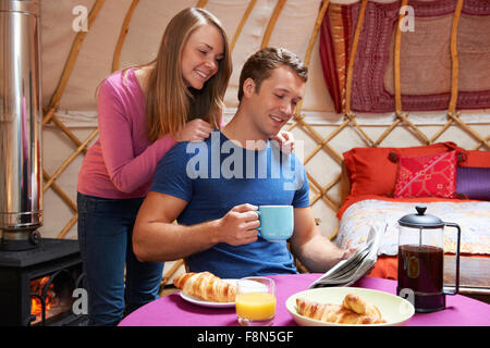 Paar genießt Urlaub Camping In traditionellen Jurte Stockfoto