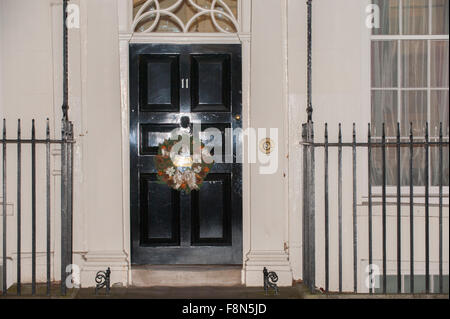 10 Downing Street, London, UK. 10. Dezember 2015. Weihnachtskranz außerhalb Nr. 11 Downing Street, der Heimat der Schatzkanzler George Osborne. Bildnachweis: Malcolm Park Leitartikel/Alamy Live-Nachrichten Stockfoto