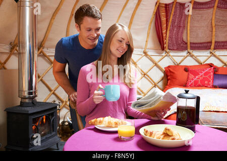 Paar genießt Urlaub Camping In traditionellen Jurte Stockfoto