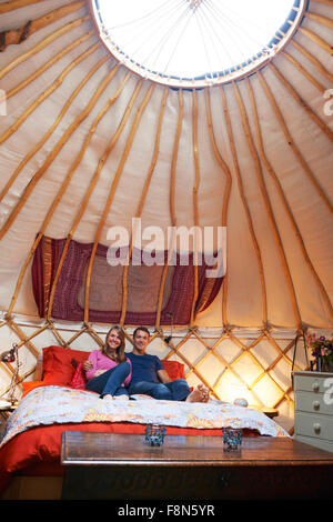 Paar genießt Luxus-Camping-Urlaub In der Jurte Stockfoto