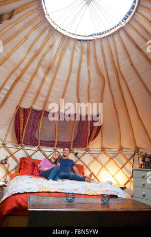 Paar genießt Luxus-Camping-Urlaub In der Jurte Stockfoto