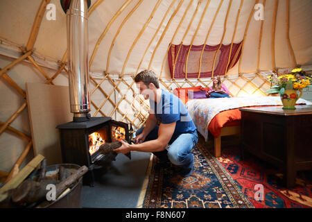 Paar genießt Luxus-Camping-Urlaub In der Jurte Stockfoto