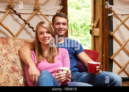 Paar genießt Luxus-Camping-Urlaub In der Jurte Stockfoto