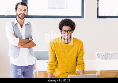 Porträt des Lächelns schwules Paar in Büro Stockfoto