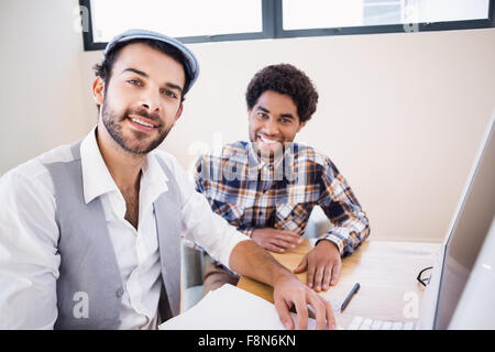 Lächelnde schwules Paar in Büro Stockfoto