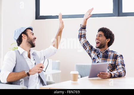 Glückliche Schwule paar geben fünf Stockfoto