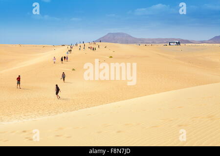 Insel Fuerteventura, Touristen zu Fuß auf Sanddünen im Parque Natural de Corralejo, Spanien, Kanarische Inseln Stockfoto