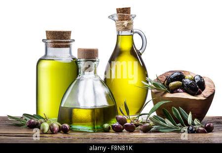 Olivenöl und Beeren auf dem Holztisch. weißen Hintergrund. Datei enthält Beschneidungspfade. Stockfoto