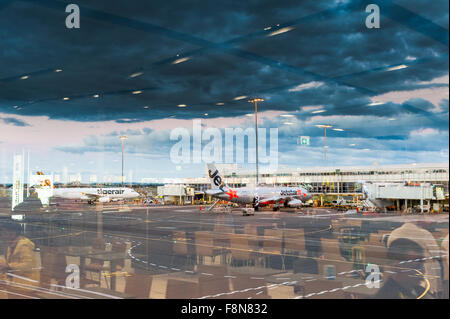 Flugzeuge am Terminal 2, Flughafen Sydney Australien. Stockfoto